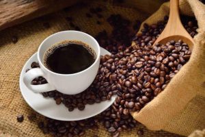 Come viene eliminata la caffeina dal caffè decaffeinato?